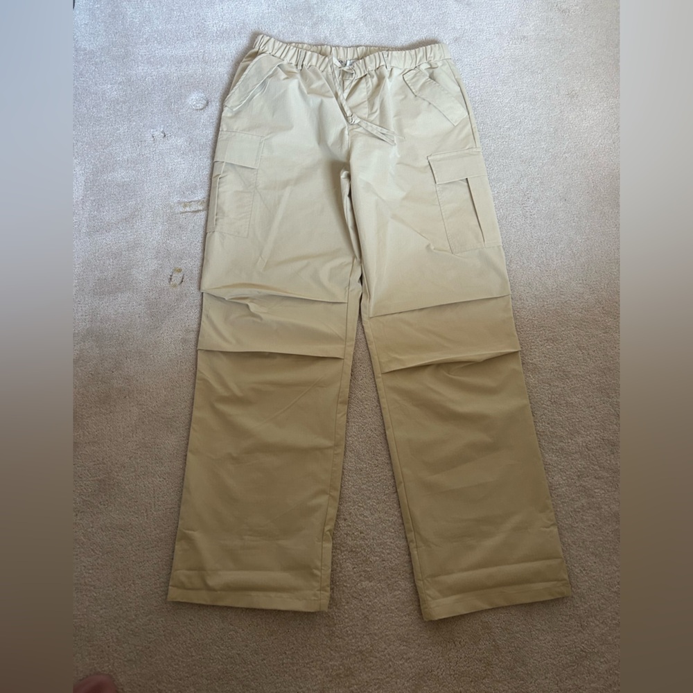 Comfortable cream coloured cargo pants with pockets !